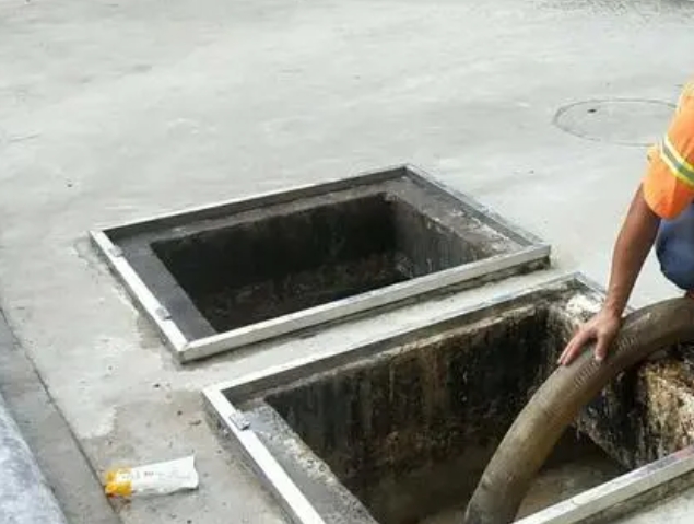 白鹭湖管理区化粪池清理