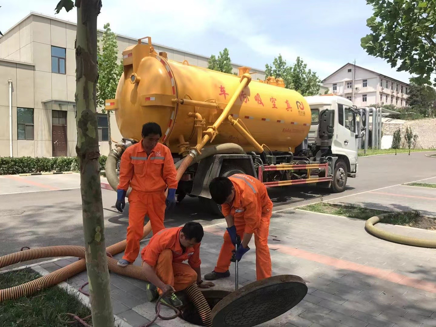 白鹭湖管理区管道疏通车停在窨井附近