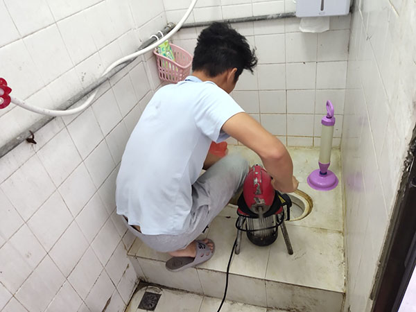 白鹭湖管理区管道堵塞冒臭气 专业师傅现场解决问题
